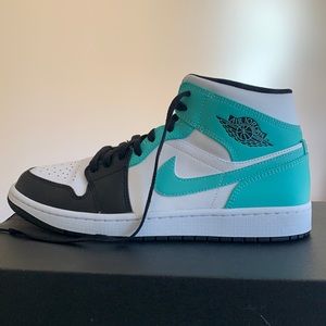 Air Jordan 1 Mids